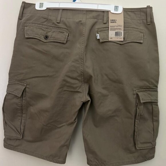 Levi's 36 waist, relaxed fit, cargo shorts. Brand new with tag. - Picture 2 of 5